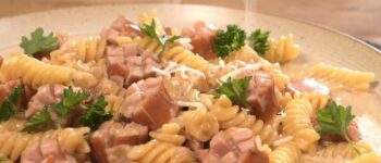 Cách làm pasta kem xúc xích béo ngậy, thơm ngon, bé nào cũng thích