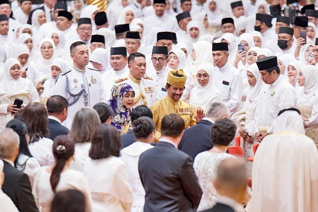 Cận cảnh đám cưới trăm năm của Hoàng tử tỷ đô Brunei: Mạ vàng thể hiện đẳng cấp, cô dâu lộng lẫy chiếm spotlight