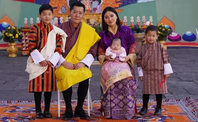 Vợ chồng Hoàng hậu Bhutan 'nổi tiếng' đăng ảnh gia đình đón năm mới, công chúa nhỏ 3 tháng tuổi ngay lập tức 'chiếm spotlight'